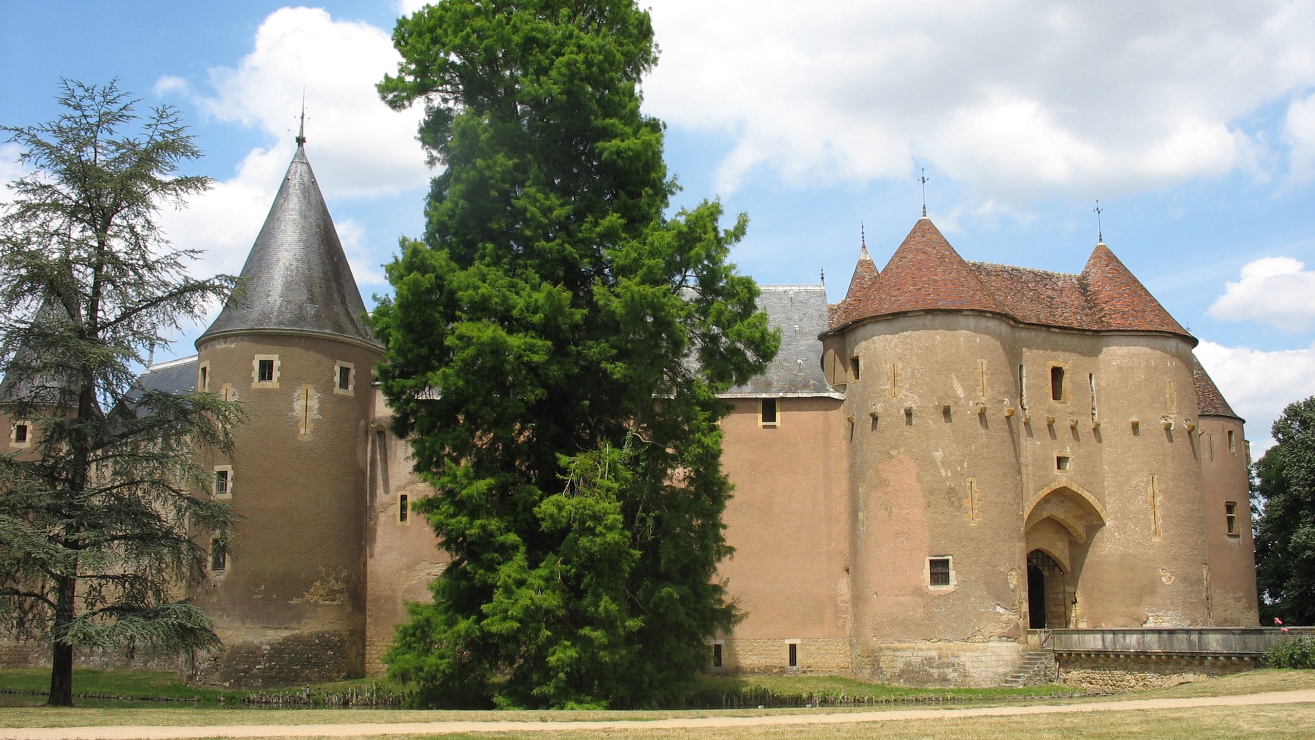 Discover Ainay-le-Vieil