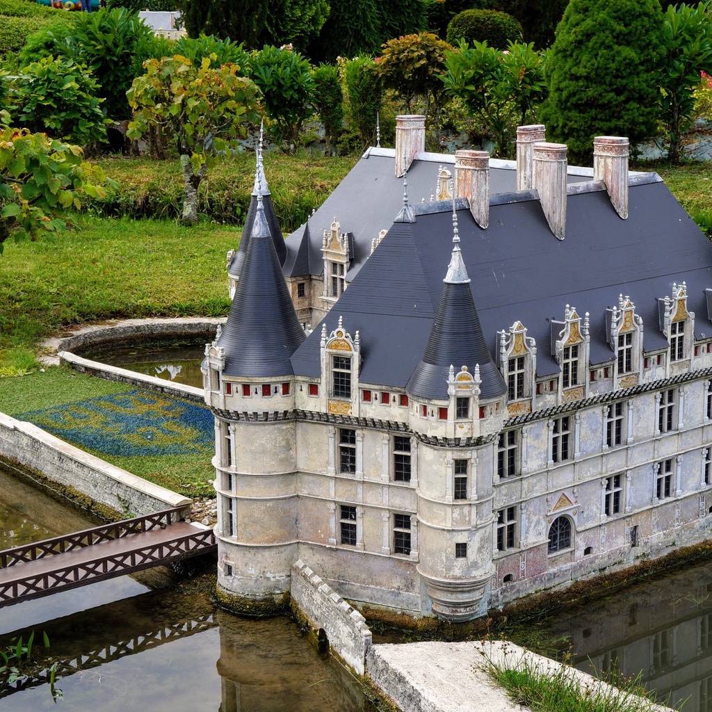 Mini-Châteaux, Aquarium and Pagoda near Amboise