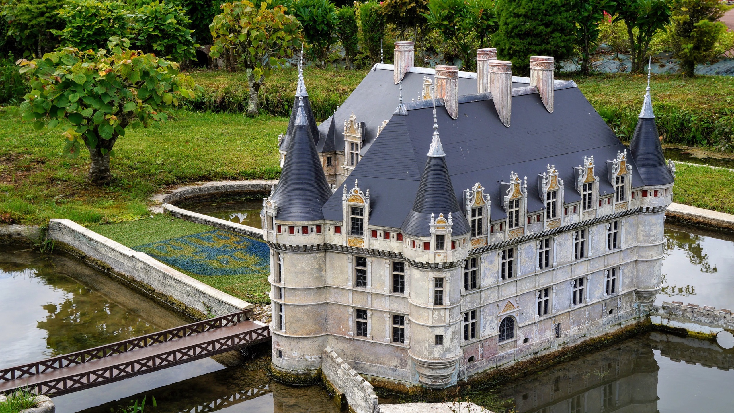 Mini-Châteaux, Aquarium and Pagoda near Amboise