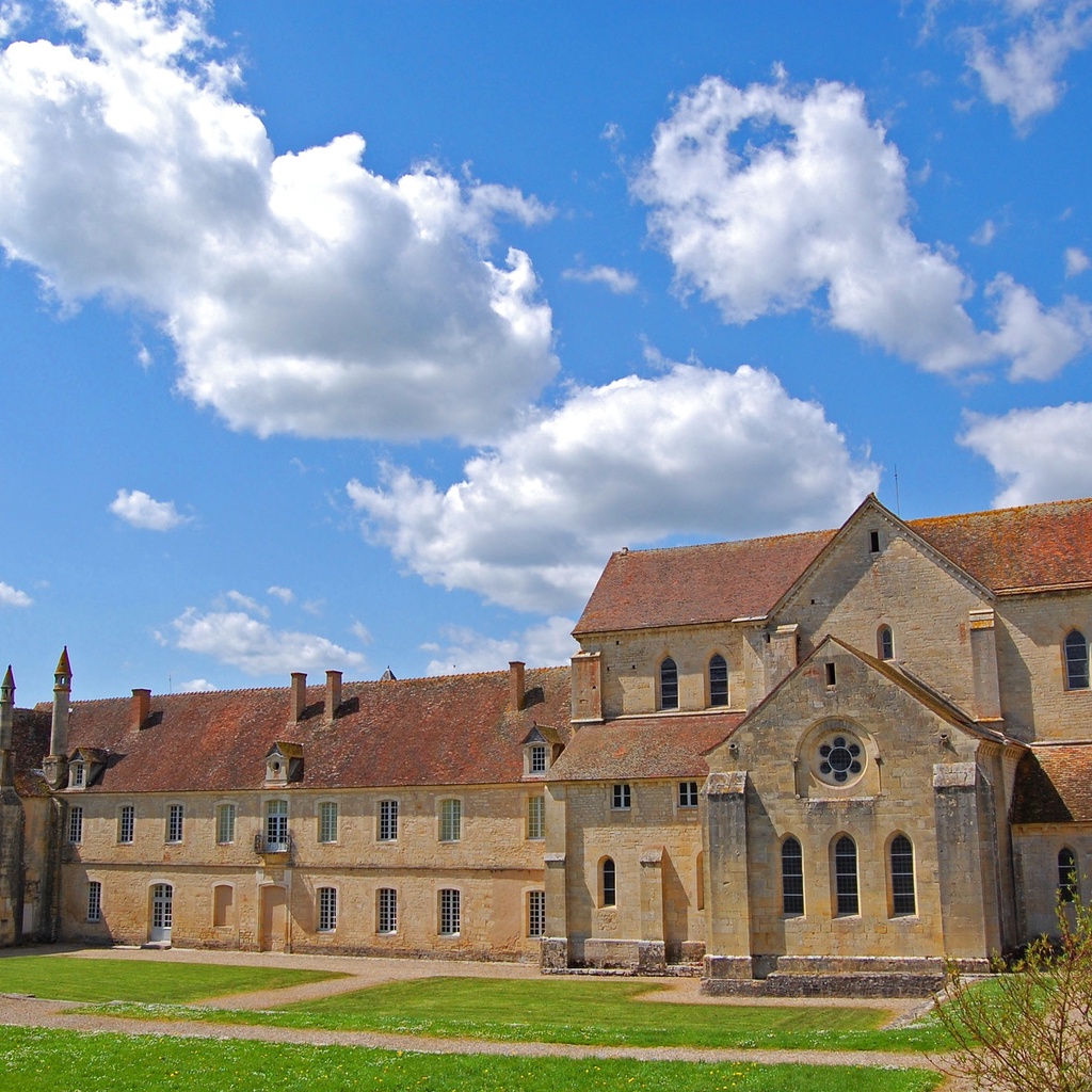 Saint-Amand-Montrond: Noirlac Abbey and Old Town