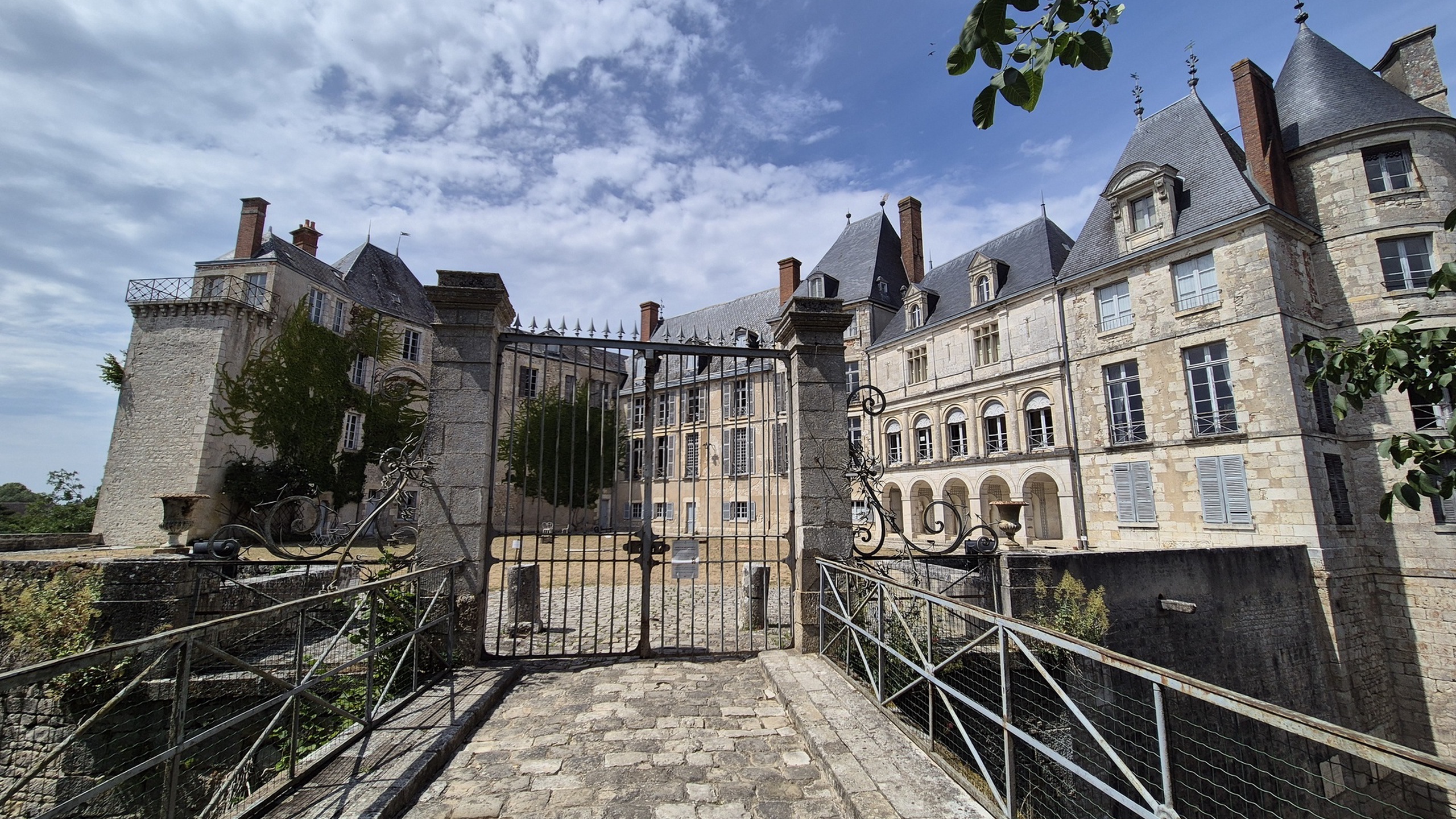 Saint-Brisson-sur-Loire Castle