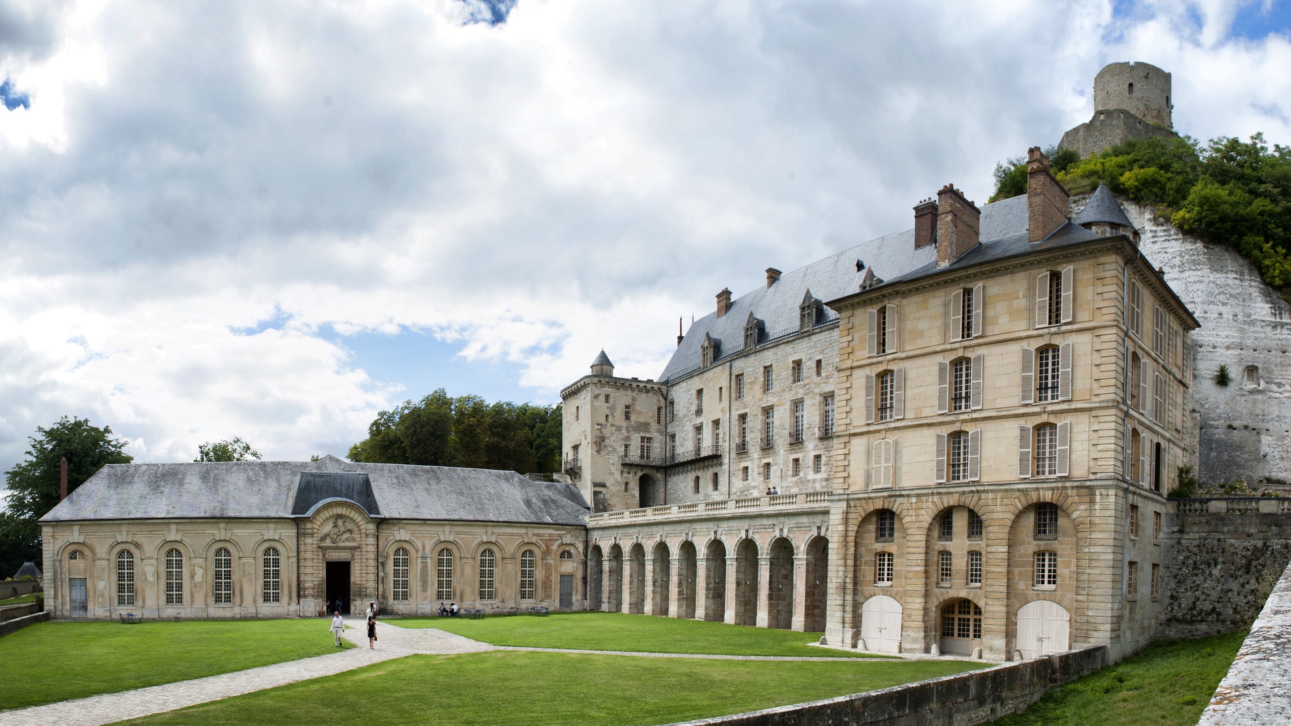 Discover La Roche-Guyon