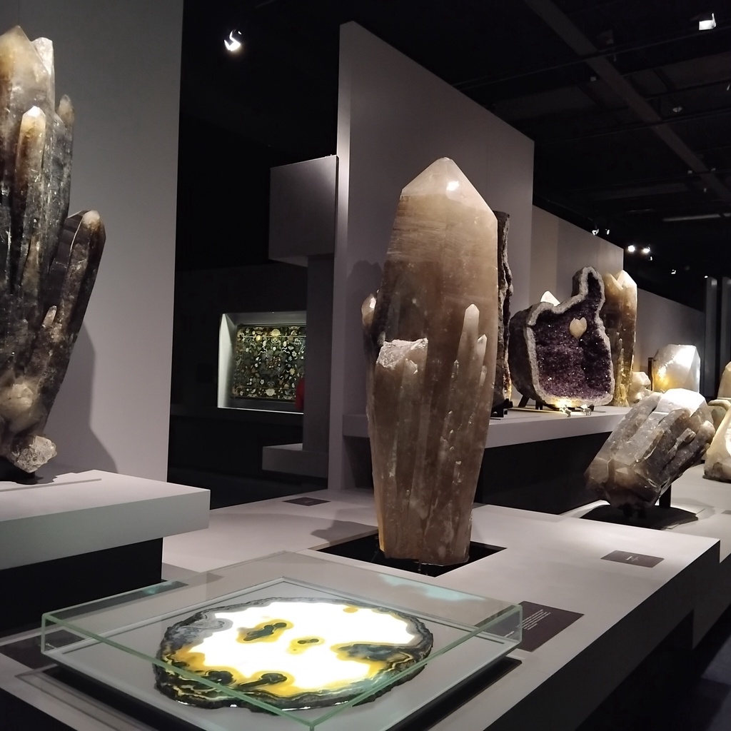 Gallery of Mineralogy and Geology